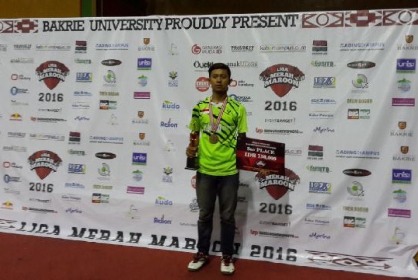 Atlet BSI Bekasi Badminton Club (B3C) Saepul Gopar berhasil menjadi juara ketiga  Kejuaraan Bullutangkis Antarmahasiswa  Se-Jawa, 27 Febuari-6 Maret 2016.