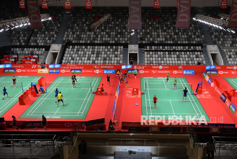 Atlet bulu tangkis melakukan latihan ketika mencoba lapangan jelang pelaksanaan Daihatsu Indonesia Masters 2018 di Istora Senayan, Jakarta, Senin (22/1). 