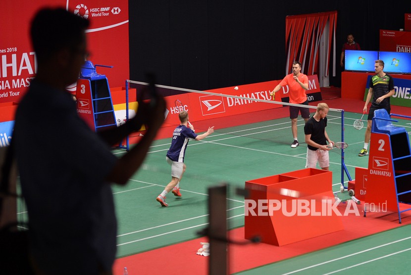 Atlet bulu tangkis melakukan latihan ketika mencoba lapangan jelang pelaksanaan Daihatsu Indonesia Masters 2018 di Istora Senayan, Jakarta, Senin (22/1). 