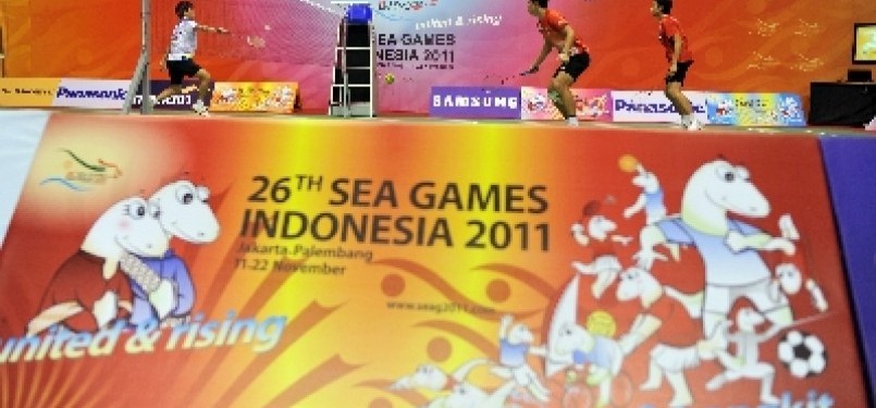 Atlet bulutangkis melakukan latihan di Lapangan Istora Senayan, Jakarta, jelang pertandingan SEA Games 2011.