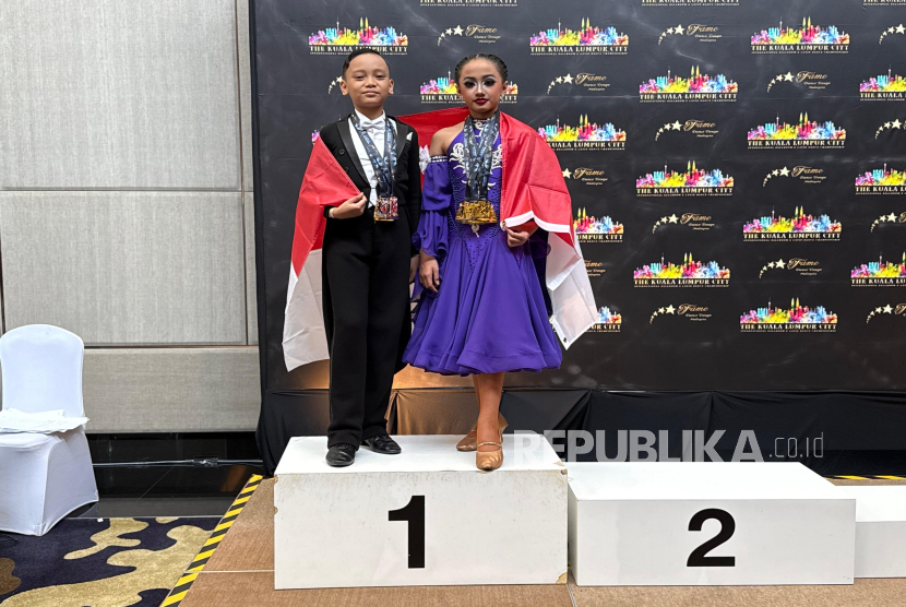 Atlet cilik dancesport asal Indonesia, Angelaida Agil Maharanny (kanan)