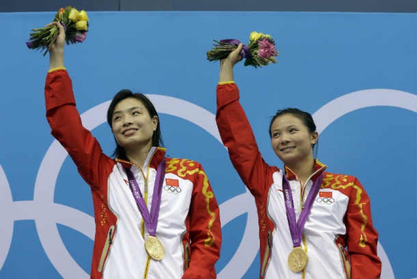  Atlet Cina, Wu Minxia (kiri) dan He Zi (kanan) berhasil meraih medali emas untuk cabang loncat indah.