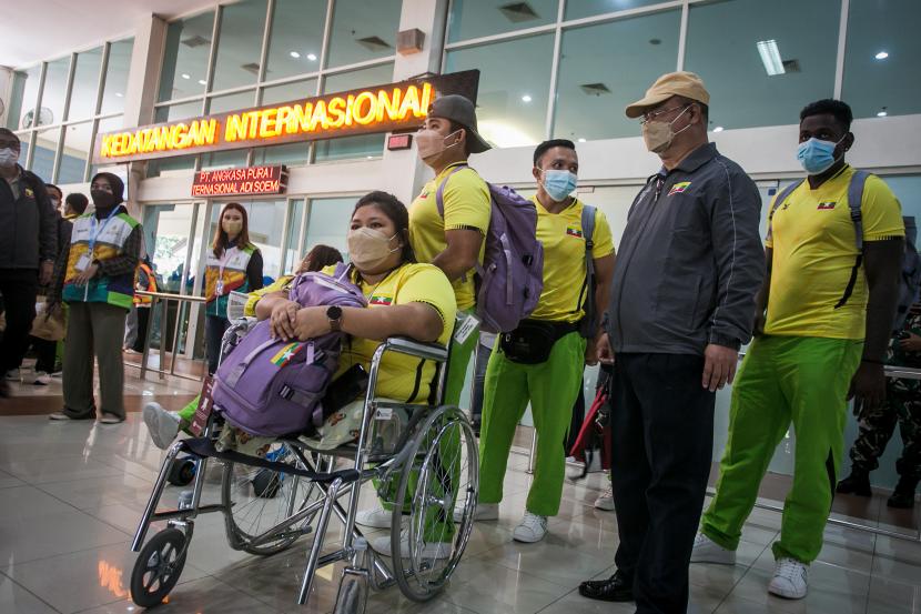 Atlet dan kontingen Myanmar yaitu peserta ASEAN Para Games 2022 tiba di terminal kedatangan Bandara Adi Soemarmo, Boyolali, Jawa Tengah, Selasa (26/7/2022). Sejumlah atlet dan kontingen negara peserta mulai tiba di Solo menjelang berlangsungnya ASEAN Para Games pada 30 Juli hingga 6 Agustus 2022.