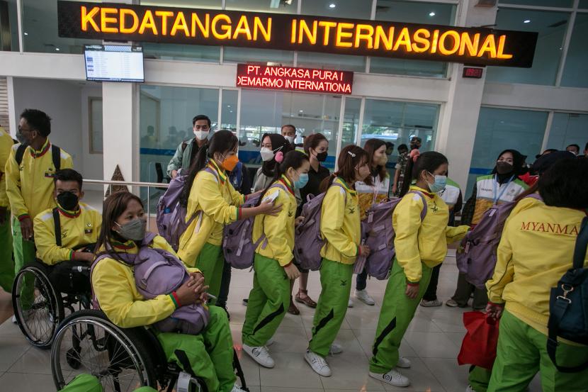 Atlet dan kontingen Myanmar yaitu peserta ASEAN Para Games 2022 tiba di terminal kedatangan Bandara Adi Soemarmo, Boyolali, Jawa Tengah, Selasa (26/7/2022). Sejumlah atlet dan kontingen negara peserta mulai tiba di Solo menjelang berlangsungnya ASEAN Para Games pada 30 Juli hingga 6 Agustus 2022.