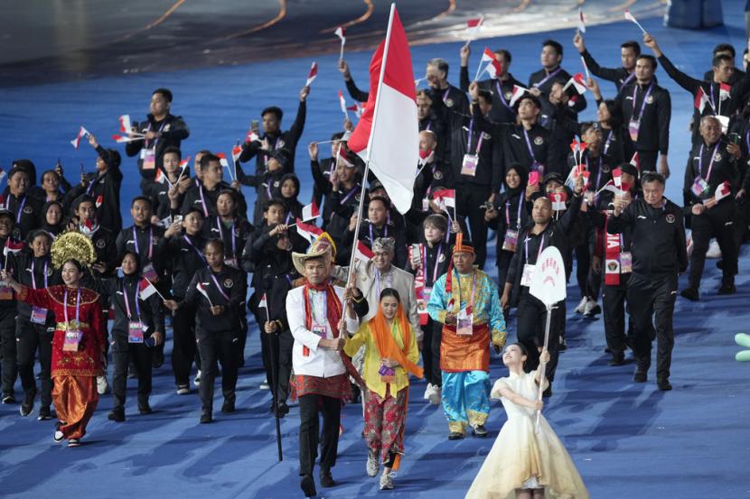  Atlet dan ofisial Indonesia saat pembukaan Asian Games ke-19 di Hangzhou, China, Sabtu (23/9/2023).