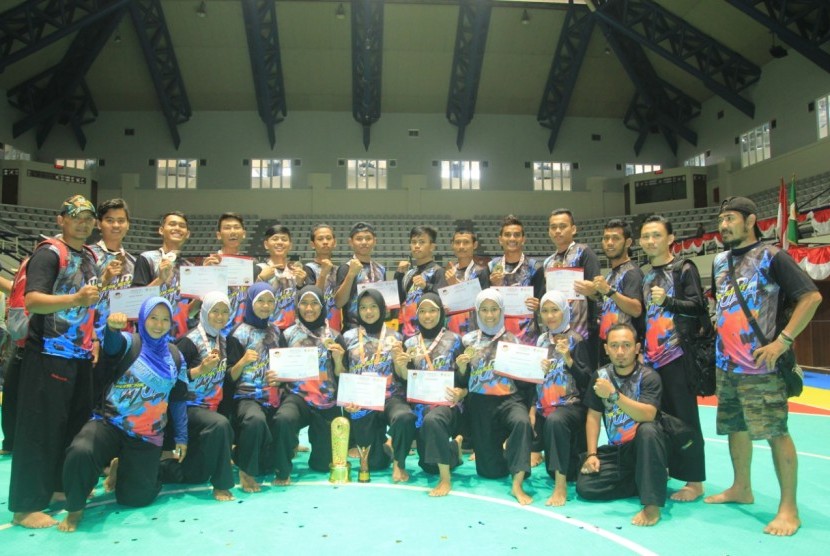 Atlet dan ofisial kontingen Musi Banyuasin (Muba) yang berhasil meraih juara umum pada Kejuaraan pencak silat Piala Ketua Umum PB IPSI Prabowo Cup di Padepokan Pencak Silat Indonesia Taman Mini Indonesia Indah (TMII). 