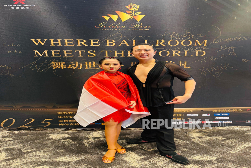 Atlet Dancesport asal Yogyakarta, Angelaida Agil Maharanny (kiri) bersama sang pelatih, Coach Deddy Ratmoyo