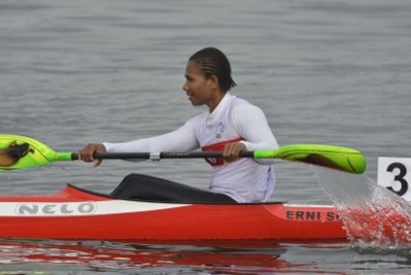 Atlet dayung Indonesia Erni Sokoy usai bertanding pada pertandingan final nomor Kayak 1 Womens 200 Meter SEA Games Ke-27 di Ngalaik Dam, Naypyitaw, Myanmar, Jumat (13/12)