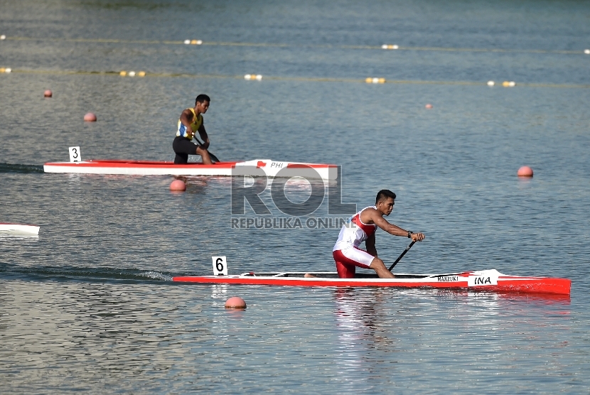 Atlet dayung putra Indonesia Marjuki (kanan) memacu kecepatan pada final kano nomor C1 1000 meter putra SEA Games ke-28 di Teluk Marina, Singapura, Sabtu (6/6). (Antara Foto/Wahyu Putro)