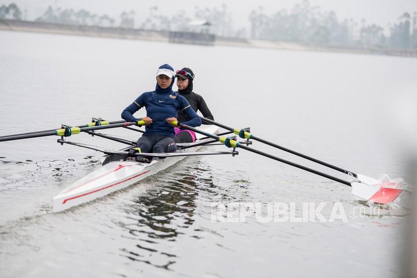Komite Olimpiade Indonesia (KOI) mengonfirmasi bahwa acara pengukuhan dan pelepasan kontingen Indonesia untuk Olimpiade 2020 Tokyo akan dilaksanakan secara virtual pada Kamis (8/7) hari ini. (Foto: Atlet Dayung Rowing Melani Putri (kiri) dan Mutiara Rahma Putri (kanan) berlatih untuk Olimpiade di Tokyo)