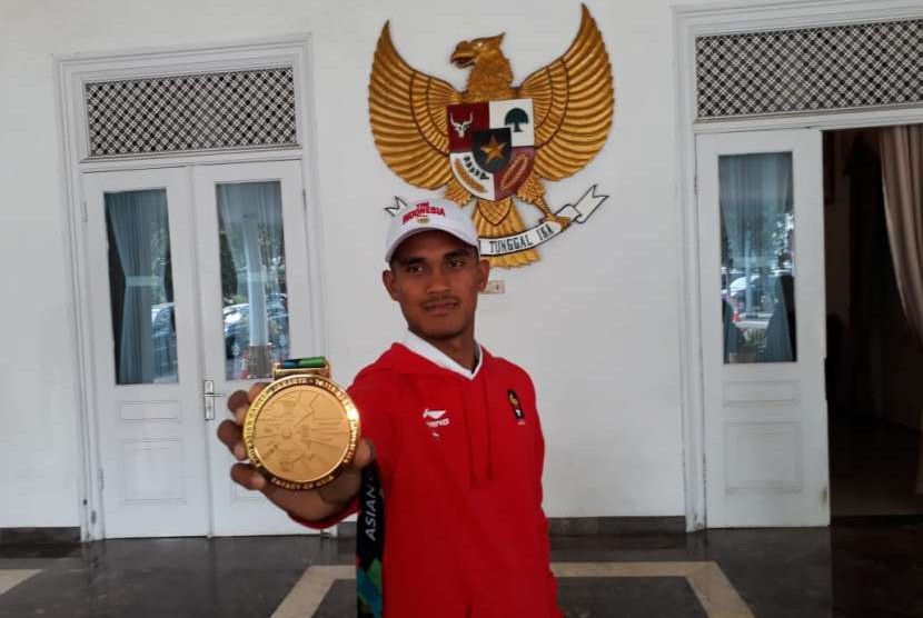 Atlet dayung Ujang Hasbulloh (23) yang bersama timnya meraih emas di Asian Games disambut sederhana di Pendopo Kabupaten Sukabumi, Jawa Barat Jumat (31/8). Atlet dayung putra asal selatan Sukabumi ini kini tercatat mewakili Kota Bandung