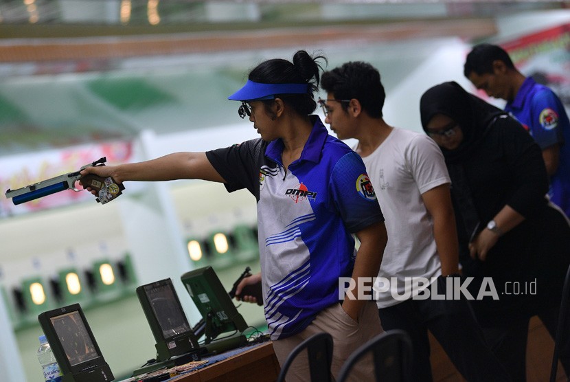 Atlet Dwi Yulia Purnamawati (kiri) mengikuti pelatnas menembak SEA Games 2019 di Lapangan Tembak, Senayan, Jakarta, Kamis (21/11/2019).