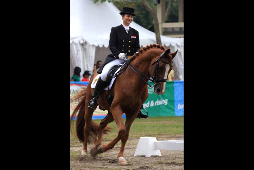 Atlet Equestrian (Ketangkasan Kuda) Indonesia, Larasati Gading dengan kudanya, Wallenstein 145 mengikuti nomor Drassage (Tunggang Serasi) Perorangan. 
