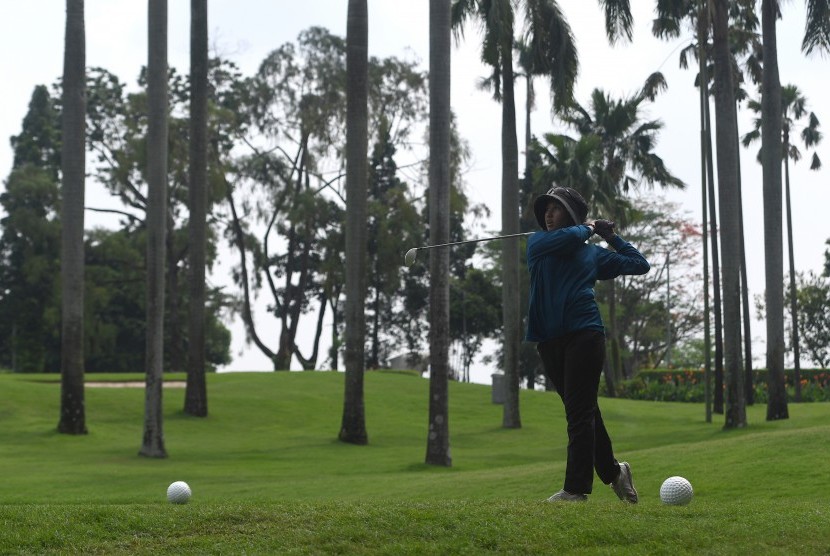 Atlet golf DKI Jakarta Aufa Putri Rachmadya memukul bola saat mengikuti Test Event Golf Road to Asian Games 2018 di Pondok Indah Padang Golf, Jakarta Selatan, Selasa (31/10). 