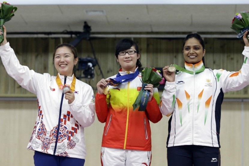 Atlet Guo Wenjun, Zhang Mengyuan, dan Zhou Qingyuan sumbang emas Asian Games 2014 pertama untuk Cina.