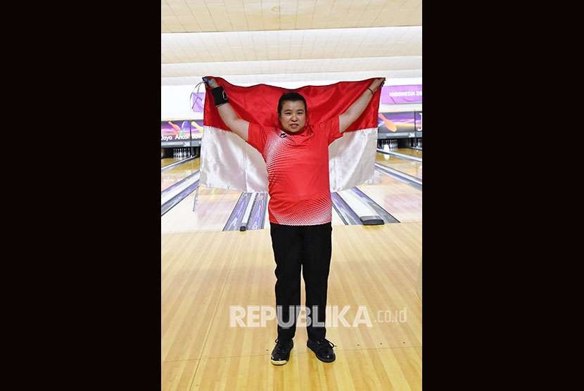 Atlet Indonesia Elsa Maris melakukan selebrasi dalam babak final tunggal putri TPB 4 Tenpin Boling Asian Para Games 2018 di Ancol, Jakarta, Selasa (9/10). 