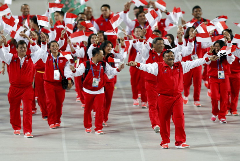 Atlet Indonesia gelombang kepada orang banyak selama Upacara Pembukaan Asian Games ke-17 di Incheon Jumat (19/9). (Reuters/Issei Kato)