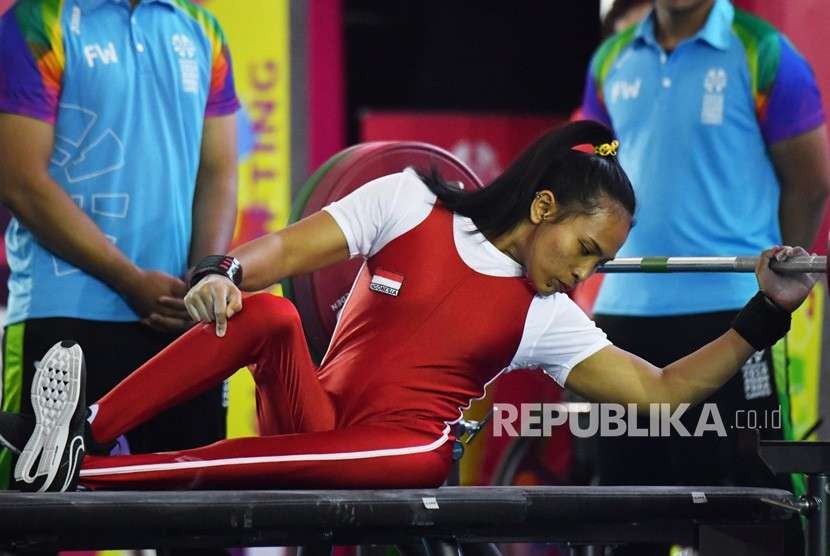 Atlet Indonesia Ni Nengah Widiasih bersiap melakukan angkatan dalam babak final Women's Up to 41 kg group A para powerlifting Asian Para Games 2018 di Balai Sudirman, Jakarta, Ahad (7/10).