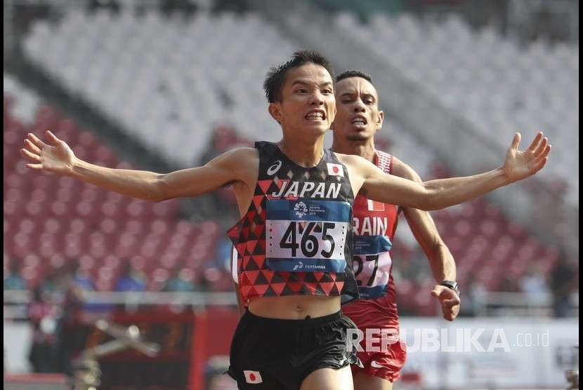 Atlet jepang Inoue Hiroto (depan) masuk finish diikuti pelari Bahrain Elhassan Elabbasi dalam marathon Asian Games 2018 di di Stadio Utama Gelora Bung Karno, Senayan, Jakarta, Sabtu (25/8).