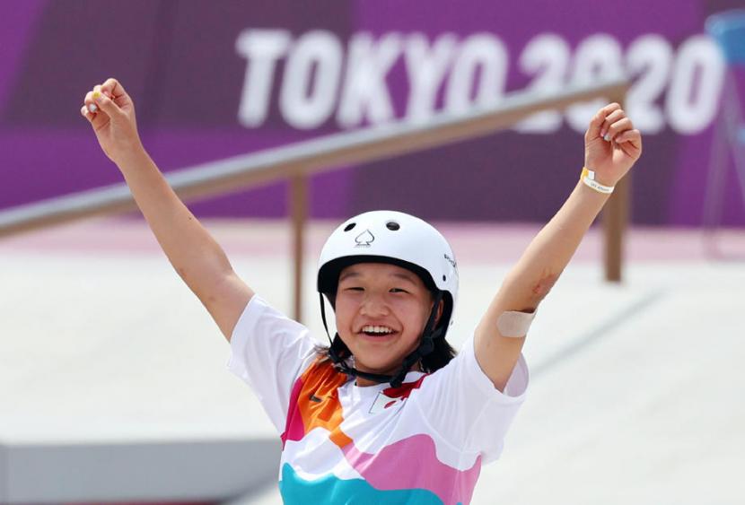 Atlet Jepang Momiji Nishiya raih emas untuk skateboarding putri.