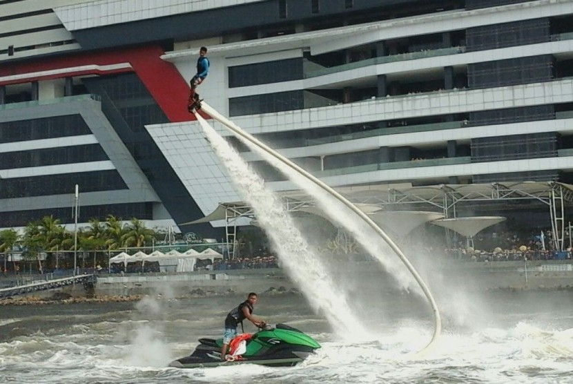 Atlet jet ski mencoba arena Baywalk Watersport Pluit by Kraken, Kamis (17/8).