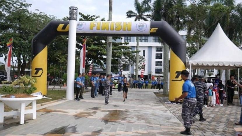 Atlet junior limitless Indonesia meriahkan Lomba Triathlon dalam rangka HUT ke-7 LANTAMAL XII.