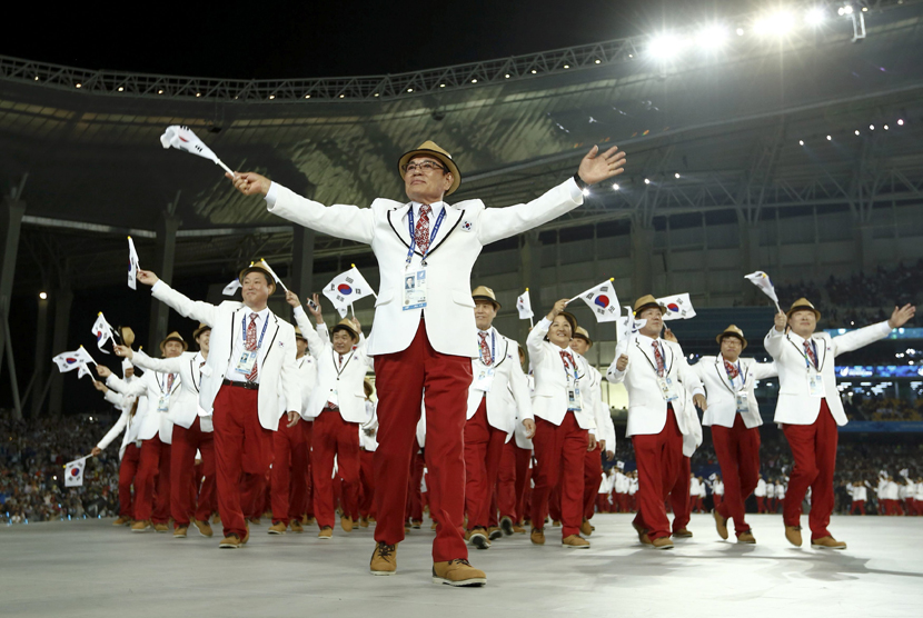   Atlet Korea Selatan gelombang kepada orang banyak selama Upacara Pembukaan Asian Games ke-17 di Incheon September 19, 2014. (Reuters/Jason Reed).