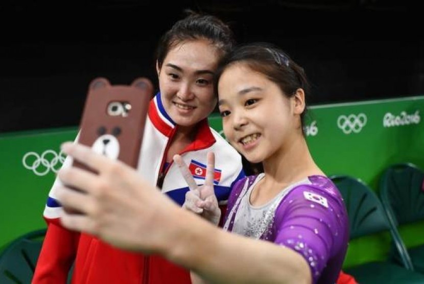 Atlet Korsel Lee Eun-ju berfoto bersama Hong Un-jong di Olimpiade Rio 2016