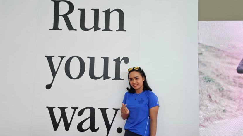 Atlet lari maraton putri Indonesia Triyaningsih yang merupakan Brand Ambassador New Balance. 