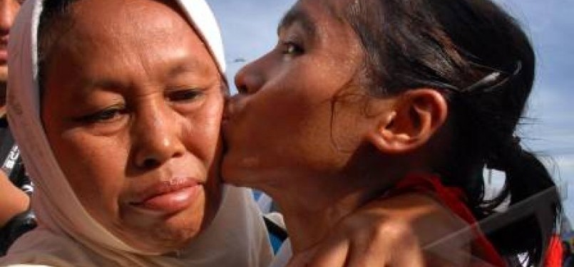 Atlet lari maraton Indonesia, Triyaningsih, mencium ibunya usai berhasil memasuki garis finish pada nomor lari maraton putri SEA Games XXVI di Jakabaring Palembang, Sumsel, Rabu (16/11). 