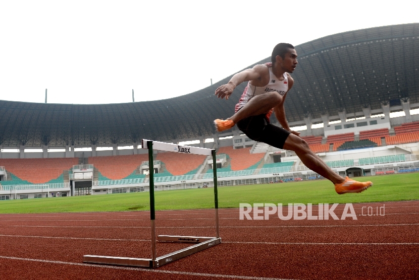  Atlet lari melakukan latihan lari gawang sebelum SEA Games 2017 di Stadion Pakansari, Bogor, Jawa Barat, Senin (14/8). 