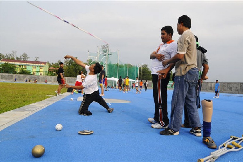 Atlet lempar lembing melakukan latihan di arena Sport Center Rumbai, Pekanbaru, Riau, Sabtu, (6/10). (ilustrasi)