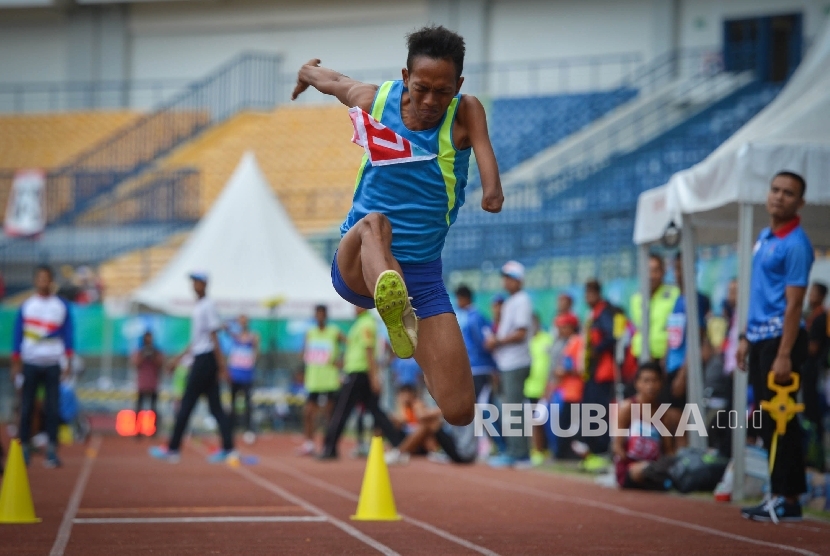 Atlet lompat jangkit F47 putra yang berasal dari Provinsi Jawa Barat, Casmita, menjalani final lomba lompat jangkit dalam perhelatan Pekan Paralimpik Nasional (Peparnas) XV yang diadakan di Gelora Bandung Lautan Api, Kota Bandung, Rabu (19/10). 