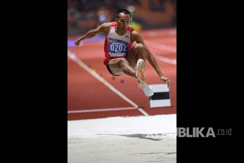 Atlet lompat jauh Indonesia Sapwaturrahman berlatih mandiri di rumah. Ilustrasi
