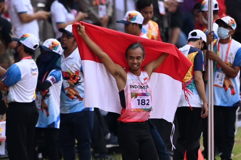 Atlet lompat jauh Indonesia Setiyo Budi Hartono melakukan selebrasi seusai menang bertanding dalam cabang olahraga lompat jangkit ASEAN Para Games 2022 di Stadion Manahan, Solo, Jawa Tengah, Selasa (2/8/2022). Setiyo Budi Hartono meraih medali emas dengan lompatan sejauh 13,07 meter. 