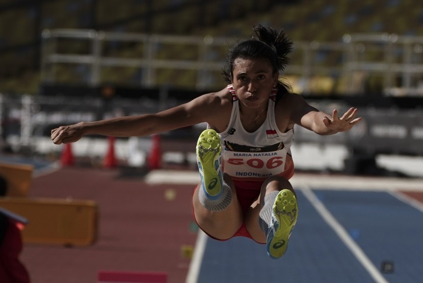 Atlet lompat jauh Maria Londa melakukan lompatan pada nomor lompat jangkit SEA Games XXIX Kuala Lumpur di Stadion Bukit Jalil, Kuala Lumpur, Malaysia, Rabu (23/8). Maria Londa meraih perak dengan total lompatan 13,52 meter. 