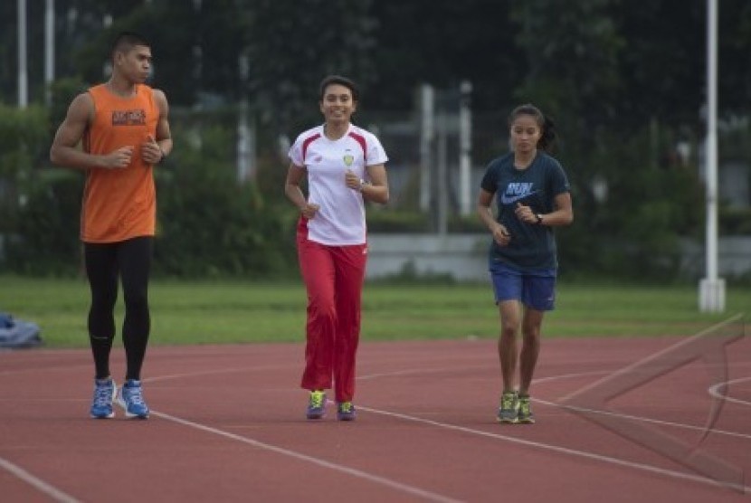 Atlet lompat jauh, Maria Londa (tengah).