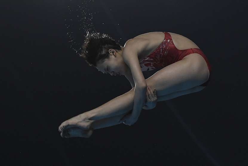 Atlet Loncat Indah Cina Zhang Jiaqi beraksi dalam final Loncat Indah Putri 10 meter Platform Asian Games Ke-18 Tahun 2018 di Aquatic Centre GBK, Senayan, Jakarta, Kamis (30/8). 