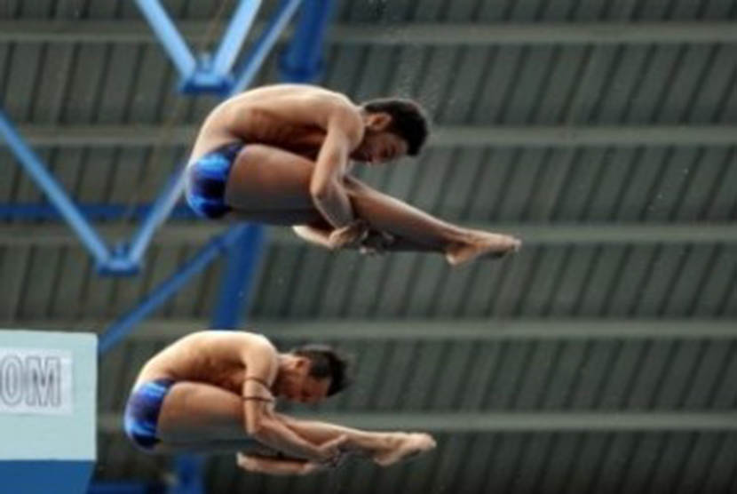 Atlet Loncat Indah Indonesia Muhammad Nasrullah dan Luthfi Niko Abdillah beraksi dalam nomor synchro platform 10 meter pasangan di Jakabaring Aquatic Centre, Palembang, Sumatera Selatan, Minggu (13/11/2011)