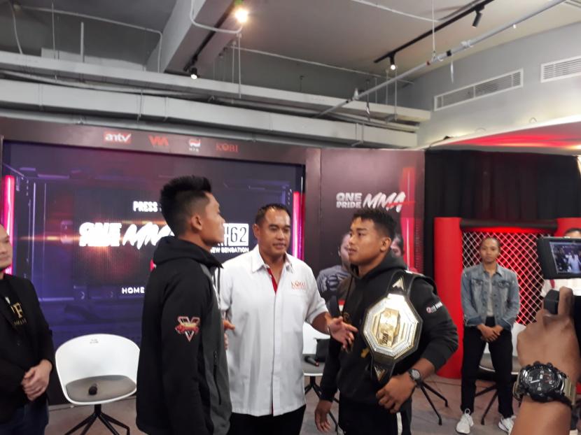 Atlet MMA dan Ketum KOBI Dalam Acara Konferensi Pers One Pride MMA 2022, di The Converge Indonesia, Kuningan, Jakarta, Jumat (2/9).