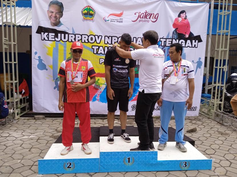 Atlet NPCI Dani Dwi Atmaja (tengah) meraih emas lempar lembing F11 dalam Kejurprov Disabilitas Jateng 2022. 