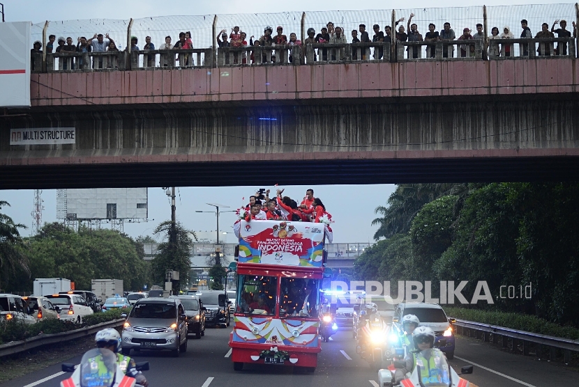 Olympic champions Tontowi Ahmad and Liliyana Natsir were warmly welcomed by the government and fellow citizens and their arrival to the home country was marked by a parade along the streets of Jakarta on Tuesday afternoon.