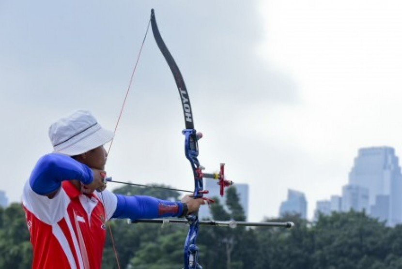 Atlet panahan Indonesia Riau Ega Agata bersama membidik sasaran saat semifinal nomor recurve tim putra pada ajang 18th Asian Games Invitation Tournament di Lapangan Panahan, Kompleks Gelora Bung Karno, Jakarta, Selasa (13/2). 