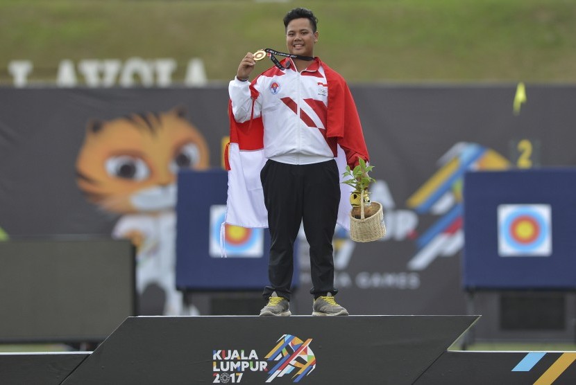 Atlet panahan putra Indonesia Prima Wisnu Wardhana menunjukkan medali emas setelah menjuarai final nomor compound putra SEA Games XXIX di Synthetic Turf Fild, kawasan Stadion Bukit Jalil, Kuala Lumpur, Malaysia, Rabu (16/8).