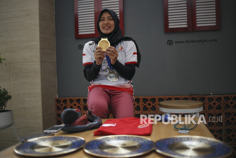 Atlet panjat tebing Indonesia Aries Susanti Rahayu menunjukkan medalinya untuk diserahkan ke Museum Olahraga Nasional di hotel Tjokro Style, DI Yogyakarta, Jumat (29/3/2019).