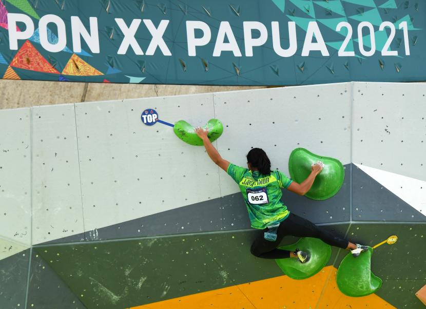 Atlet panjat tebing Jawa Timur Fitria Hartani beraksi pada final panjat tebing combined perorangan putri PON Papua di Arena Panjat Tebing SP 2, Kabupaten Mimika, Papua, Jumat (8/10/2021).