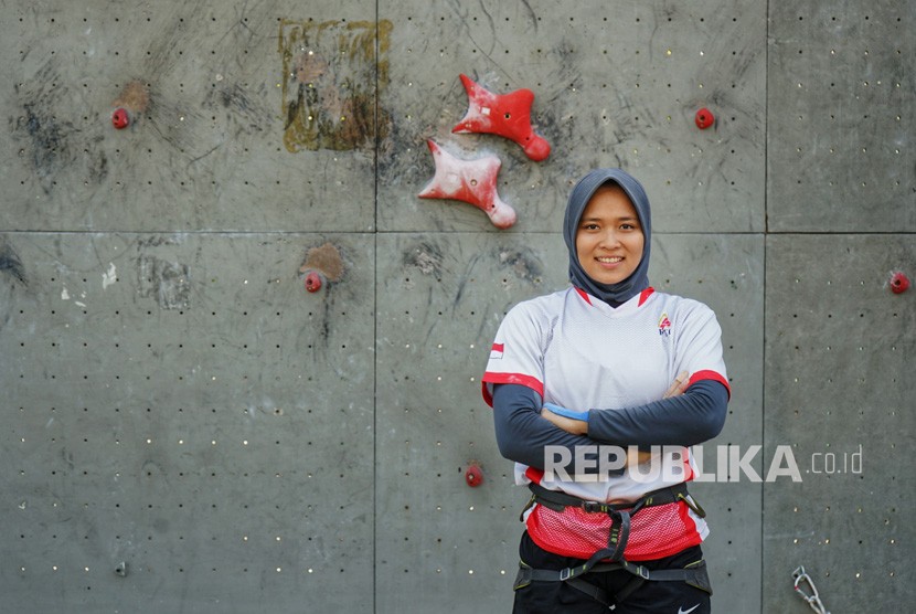 Atlet panjat tebing putri Indonesia Aries Susanti Rahayu berpose sesusai melakukan latihan di halaman Stadion Mandala Krida, Yogyakarta, Kamis (7/11/2019). 