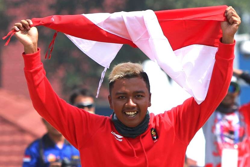 Indonesian paragliding athlete Jafro Megawanto celebrates his achievement after winning gold medal in men's accuracy landing individual class in Asian Games 2018 at Cisarua, Puncak, Bogor, West Java, Thursday (August 23).