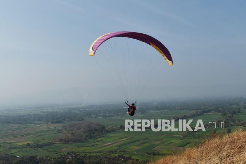 Ilustrasi. Tim paralayang Jawa Barat melakukan uji coba latihan adaptasi guna persiapan PON 2020 Papua.