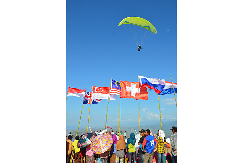 Atlet paralayang melakukan penerbangan saat mengikuti kompetisi Paralayang Mantar 2015 di Desa Mantar, Kecamatan Seteluk, Taliwang, Sumbawa Barat, NTB, Jumat (20/11).